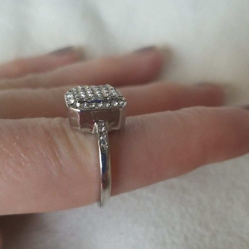 Octogan shaped silver tone sparkly ring - Picture 4 of 4